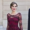 La reine Letizia d'Espagne, sublime dans une robe bordeaux Felipe Varela pour le dîner officiel organisé le 2 juin 2015 à l'Elysée par le président François Hollande pour sa visite d'Etat en France avec le roi Felipe VI.
