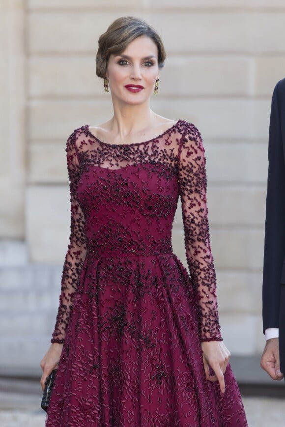 La reine Letizia d'Espagne, sublime dans une robe bordeaux Felipe Varela pour le dîner officiel organisé le 2 juin 2015 à l'Elysée par le président François Hollande pour sa visite d'Etat en France avec le roi Felipe VI.