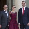 François Hollande retrouvait dans la soirée du 2 juin 2015 la reine Letizia d'Espagne, sublime en Felipe Varela, et le roi Felipe VI d'Espagne à l'Elysée pour un dîner officiel, au premier jour de leur visite d'Etat en France.