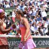 Serena Williams et Sara Errani lors des Internationaux de France de tennis de Roland Garros à Paris le 3 juin 2015. Serena Williams s'est qualifiée sans problème pour les demi-finales de Roland-Garros. Sara Errani, pourtant 17e mondiale et finaliste en 2012, n'a rien pu faire pour l'en empêcher (6-1, 6-3). 