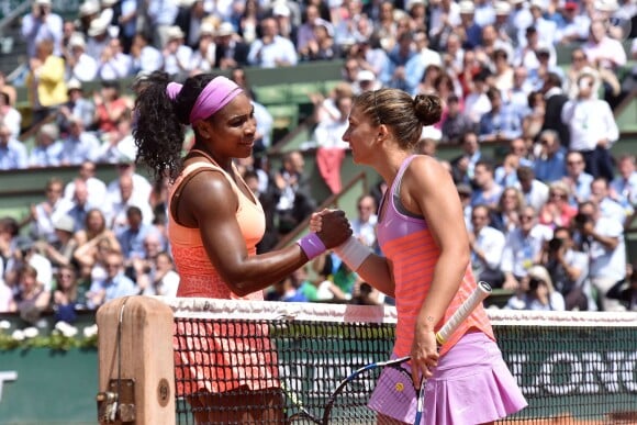 Serena Williams et Sara Errani lors des Internationaux de France de tennis de Roland Garros à Paris le 3 juin 2015. Serena Williams s'est qualifiée sans problème pour les demi-finales de Roland-Garros. Sara Errani, pourtant 17e mondiale et finaliste en 2012, n'a rien pu faire pour l'en empêcher (6-1, 6-3). 