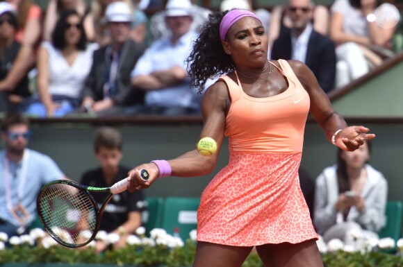 Serena Williams lors des Internationaux de France de tennis de Roland Garros à Paris le 3 juin 2015. Serena Williams s'est qualifiée sans problème pour les demi-finales de Roland-Garros. Sara Errani, pourtant 17e mondiale et finaliste en 2012, n'a rien pu faire pour l'en empêcher (6-1, 6-3). 
