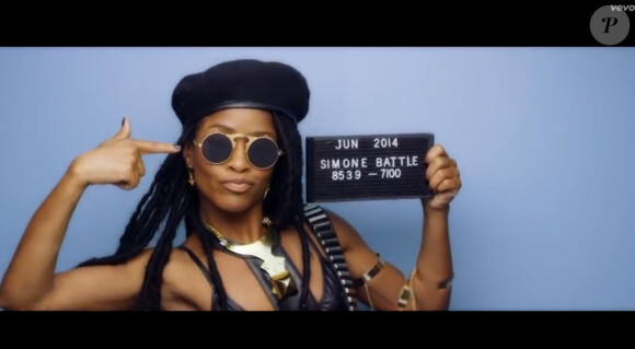 Simone Battle dans le clip "Ugly Heart" de G.R.L. juillet 2014.