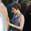 Lily Collins récupère son bracelet VIP pour le concert du groupe U2's Inncocence + Experience Tour au Forum d' Inglewood, Los Angeles, le 31 mai 2015