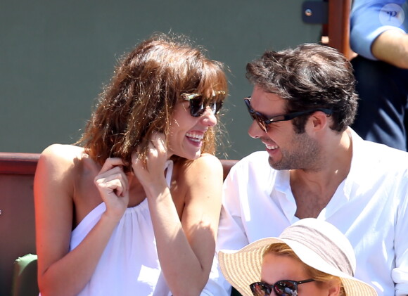 Nicolas Bedos et Doria Tillier dans les tribunes lors de la finale dames des Internationaux de tennis de Roland-Garros à Paris, le 6 juin 2015.