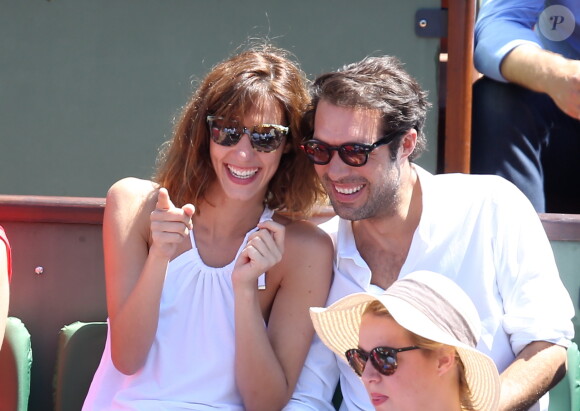 Nicolas Bedos et Doria Tillier dans les tribunes lors de la finale dames des Internationaux de tennis de Roland-Garros à Paris, le 6 juin 2015.