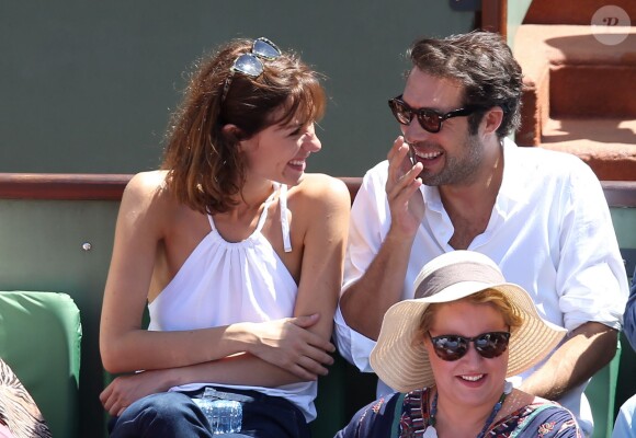 Nicolas Bedos et Doria Tillier dans les tribunes lors de la finale dames des Internationaux de tennis de Roland-Garros à Paris, le 6 juin 2015.