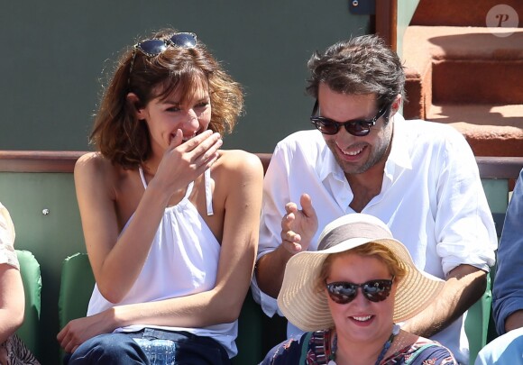 Nicolas Bedos et Doria Tillier dans les tribunes lors de la finale dames des Internationaux de tennis de Roland-Garros à Paris, le 6 juin 2015.