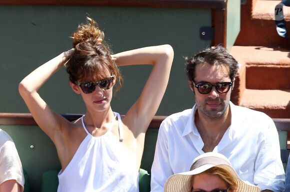 Nicolas Bedos et Doria Tillier dans les tribunes lors de la finale dames des Internationaux de tennis de Roland-Garros à Paris, le 6 juin 2015.