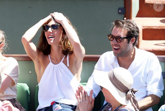 Nicolas Bedos et Doria Tillier dans les tribunes lors de la finale dames des Internationaux de tennis de Roland-Garros à Paris, le 6 juin 2015.