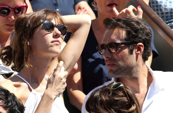 Nicolas Bedos et Doria Tillier dans les tribunes lors de la finale dames des Internationaux de tennis de Roland-Garros à Paris, le 6 juin 2015.