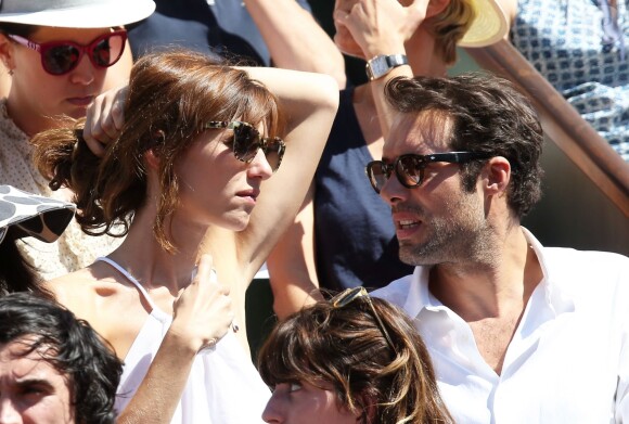 Nicolas Bedos et Doria Tillier dans les tribunes lors de la finale dames des Internationaux de tennis de Roland-Garros à Paris, le 6 juin 2015.