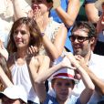 Nicolas Bedos et Doria Tillier dans les tribunes lors de la finale dames des Internationaux de tennis de Roland-Garros à Paris, le 6 juin 2015.