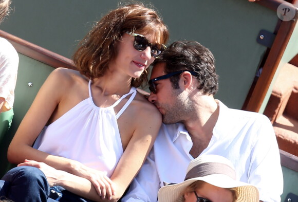 Nicolas Bedos et Doria Tillier dans les tribunes lors de la finale dames des Internationaux de tennis de Roland-Garros à Paris, le 6 juin 2015.