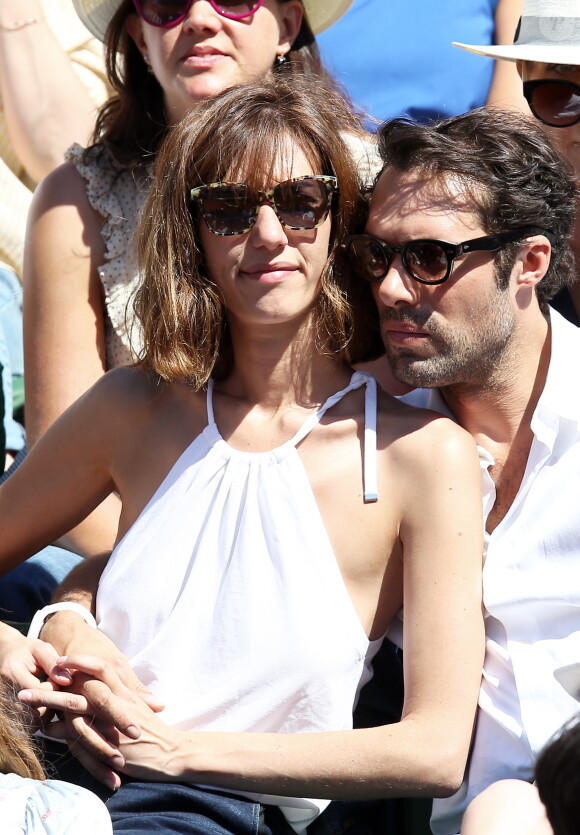 Nicolas Bedos et Doria Tillier dans les tribunes lors de la finale dames des Internationaux de tennis de Roland-Garros à Paris, le 6 juin 2015.