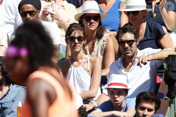 Nicolas Bedos et Doria Tillier dans les tribunes lors de la finale dames des Internationaux de tennis de Roland-Garros à Paris, le 6 juin 2015.