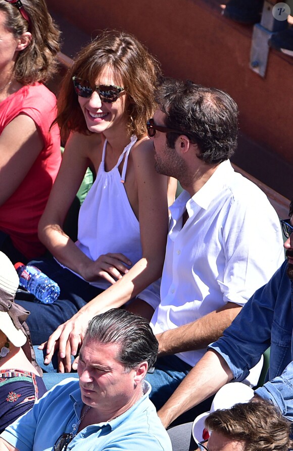 Nicolas Bedos et Doria Tillier dans les tribunes lors de la finale dames des Internationaux de tennis de Roland-Garros à Paris, le 6 juin 2015.