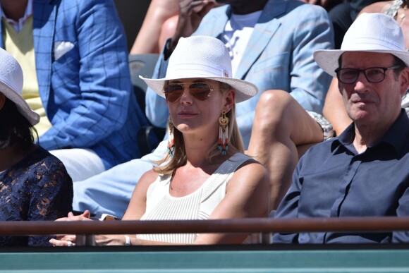 Laurence Ferrari dans les tribunes lors de la finale des Internationaux de tennis de Roland-Garros à Paris, le 6 juin 2015.