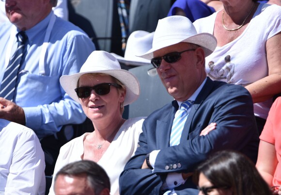 Elise Lucet et Rémy Pflimli, dans les tribunes lors de la finale des Internationaux de tennis de Roland-Garros à Paris, le 6 juin 2015.