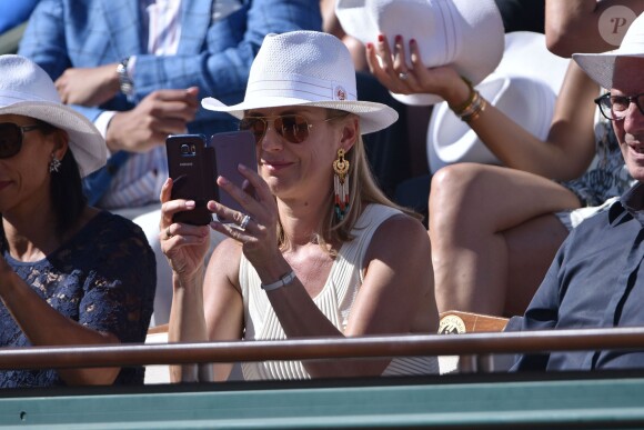 Laurence Ferrari dans les tribunes lors de la finale des Internationaux de tennis de Roland-Garros à Paris, le 6 juin 2015.