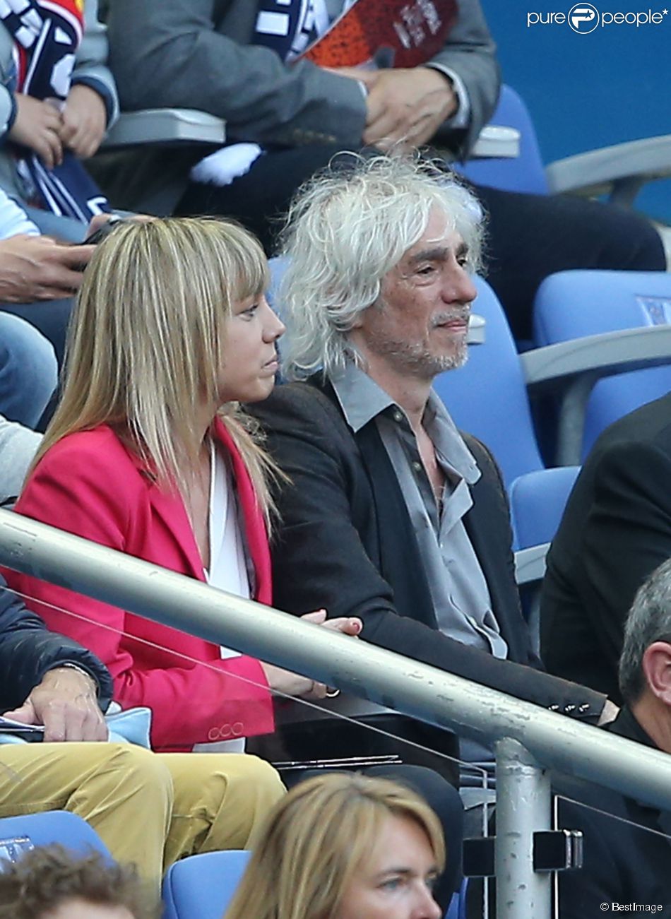 Louis Bertignac et sa compagne Laeticia au Stade de France pour la rencontre France - Belgique à Saint-Denis le 7 juin 2015