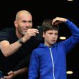 Zinédine Zidane et son fils Elyaz au Stade de France pour la rencontre France - Belgique à Saint-Denis le 7 juin 2015