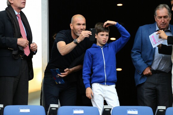 Zinédine Zidane et son fils Elyaz au Stade de France pour la rencontre France - Belgique à Saint-Denis le 7 juin 2015