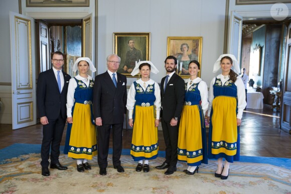 Le prince Daniel, la princesse Victoria, le roi Carl XVI Gustaf, la reine Silvia, le prince Carl Philip, sa fiancée Sofia Hellqvist et la princesse Madeleine de Suède, enceinte de 8 mois, lors de la réception au palais à Stockholm le 6 juin 2015 pour la Fête nationale.