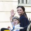 La princesse Victoria de Suède, le prince Daniel, Sofia Hellqvist, qui a pris la princesse Estelle sur ses genoux, et le prince Carl Philip partageaient la même calèche lors de la procession vers Skansen pour la Fête nationale, le 6 juin 2015.