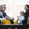 La princesse Victoria de Suède, le prince Daniel, Sofia Hellqvist, qui a pris la princesse Estelle sur ses genoux, et le prince Carl Philip partageaient la même calèche lors de la procession vers Skansen pour la Fête nationale, le 6 juin 2015.