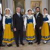 Le prince Daniel, la princesse Victoria, le roi Carl XVI Gustaf, la reine Silvia, le prince Carl Philip, Sofia Hellqvist et la princesse Madeleine, enceinte, lors de la séance photo de la famille royale de Suède au palais à Stockholm pour la Fête nationale le 6 juin 2015.