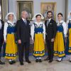 Le prince Daniel, la princesse Victoria, le roi Carl XVI Gustaf, la reine Silvia, le prince Carl Philip, Sofia Hellqvist et la princesse Madeleine, enceinte, lors de la séance photo de la famille royale de Suède au palais à Stockholm pour la Fête nationale le 6 juin 2015.