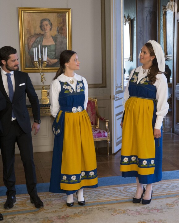 Le prince Carl Philip, Sofia Hellqvist et la princesse Madeleine, enceinte, lors de la séance photo de la famille royale de Suède au palais à Stockholm pour la réception de la Fête nationale le 6 juin 2015.