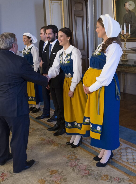 La princesse Madeleine, enceinte, et la famille royale de Suède lors de la réception au palais à Stockholm pour la Fête nationale le 6 juin 2015.