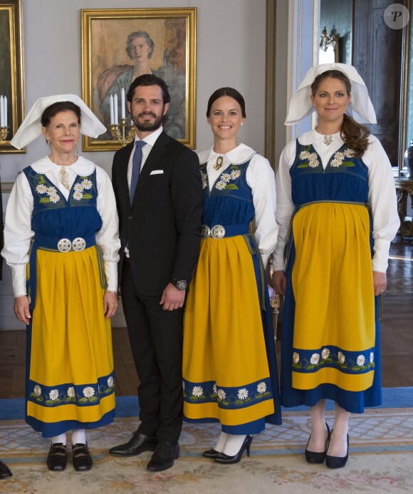La reine Silvia, le prince Carl Philip, Sofia Hellqvist et la princesse Madeleine, enceinte, lors de la séance photo de la famille royale de Suède au palais à Stockholm pour la réception de la Fête nationale le 6 juin 2015.