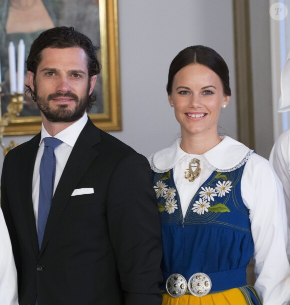 Le prince Carl Philip et sa fiancée Sofia Hellqvist lors de la séance photo de la famille royale de Suède au palais à Stockholm pour la réception de la Fête nationale le 6 juin 2015.