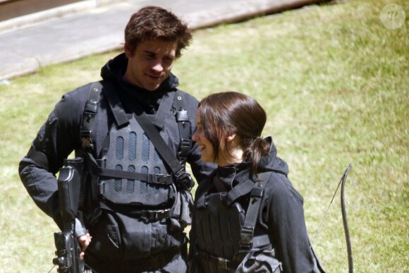 Jennifer Lawrence et Liam Hemsworth sur le tournage du troisième film "Hunger Games : La révolte" à Noisy-le-Grand le 15 mai 2014. 