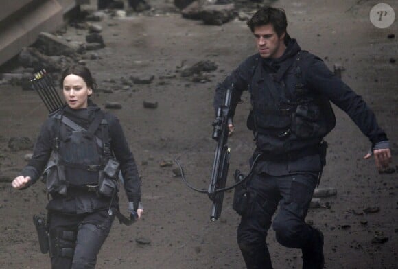 Jennifer Lawrence et Liam Hemsworth sur le tournage du troisième film "Hunger Games : La révolte" près de Paris, le 13 mai 2014.
