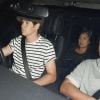 Niall Horan arrive à l'hôtel d'Ariana Grande à Londres. La veille la chanteuse a été aperçue en train de quitter le domicile du chanteur des One Direction. Niall n'est pas arrivé les mains vides puisqu'il a fait livrer de nombreux bouquets de fleurs. Le 4 juin 2015