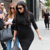 Kim Kardashian et son amie Carla DiBello font du shopping à Beverly Hills, Los Angeles, le 9 juin 2015.