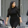 Kim Kardashian, enceinte et tenant des sacs Under Armour, fait du shopping à Beverly Hills. Le 9 juin 2015.