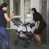 Kim Kardashian, enceinte, prend une photo avec le bébé d'une admiratrice à Beverly Hills. Le 9 juin 2015.