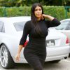 Kim Kardashian, enceinte et sexy en robe noire et sandales Hermès, fait du shopping à Beverly Hills. Le 9 juin 2015.