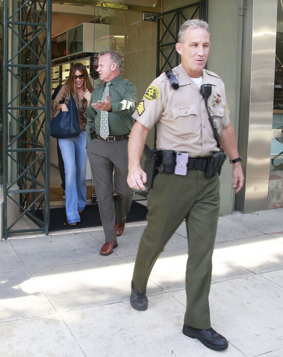 Fatiguée par les paparazzi, Sofia Vergara appelle la police alors qu'elle fait du shopping à Beverly Hills, le 1er juin 2015.