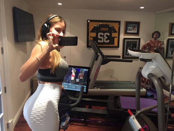 Sofia Vergara fait du sport avec un double en carton de Joe Manganiello, sur Instagram, le 25 mai 2015
