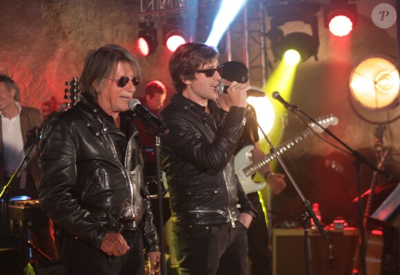 Exclusif - Jacques Dutronc et son fils Thomas Dutronc lors du tournage du documentaire "Happy Birthday Mister Dutronc" à Calvi, le 28 avril 2014, jour des 71 ans de Jacques Dutronc. La nouvelle génération est venue rendre hommage à cette figure de la chanson française dans sa Corse d'adoption.
