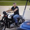 George Clooney sur le tournage de la nouvelle campagne publicitaire pour la montre Speedmaster, le 9 juin 2015.