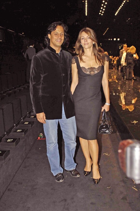 Liz Hurley et Arun Nayar - Défilé Dolce & Gabbana Printemps/été 2006 à Milan, le 29 septembre 2005