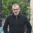 Exclusif - Le chanteur George Michael va dejeuner avec des amis dans la banlieue de Londres le 16 septembre 2013.