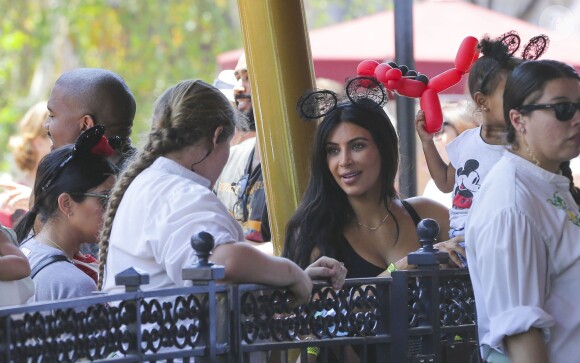 Kim Kardashian enceinte et son mari Kanye West emmènent leur fille North à Disneyland pour son anniversaire (2 ans) en compagnie de Kourtney Kardashian et ses enfants Mason et Penelope à Anaheim, le 15 juin 2015.